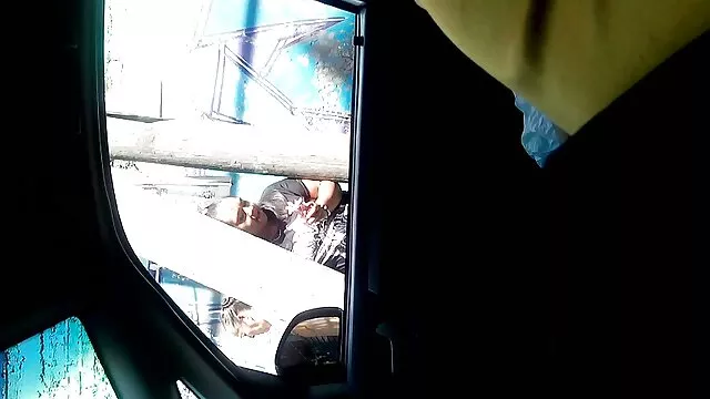 La chica es una completa pervertida meando en el fregadero y en el piso maduras con los amigos de sus hijos en un vaso, luego se vierte orina