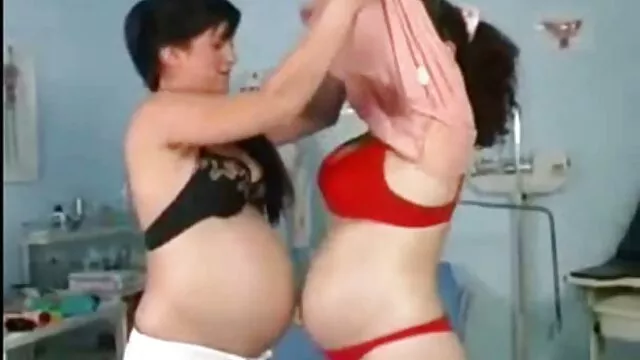 El invitado borracho del viejo herrero fue al dormitorio del joven mientras su videos suegras maduras amigo se dormía.