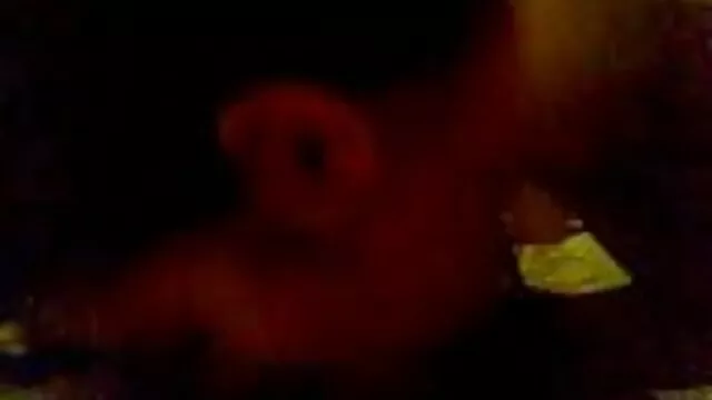 Las mujeres desnudas fueron puestas contra maduras haciendo incesto la pared y castigadas con varas en el culo, los labios se arrugaron en un nudo por los golpes.