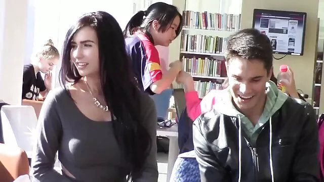 Se quitó cuidadosamente las bragas con una falda y humedeció una cabeza mamas maduras videos de repollo en un coño caliente