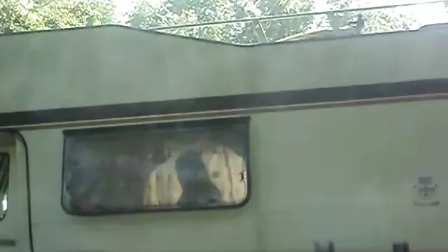 Le mostró las suegras maduras calientes tetas a un tipo calvo en el camino para que lo llevara a casa