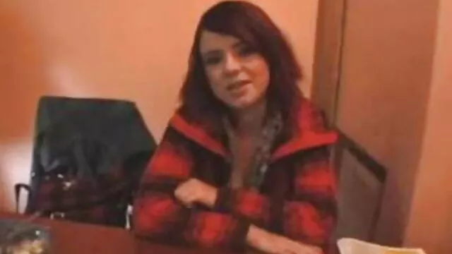 Ella tiró un montón de vello púbico hacia los lados y un agujero rojo se abrió para una ceja, con una unidad que señoras de 50 años follando sobresalía.