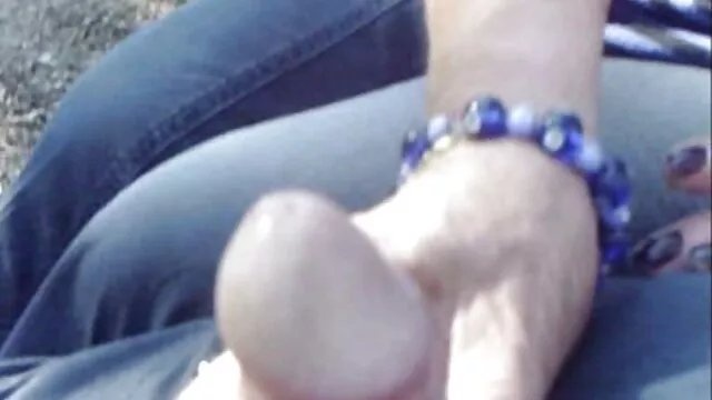 Chicos que pretendían ser fotógrafos dispararon a una novilla mamas tetonas cojiendo en el parque y la arrancaron en la cabaña, y se tomaron una selfie con ella desnuda.