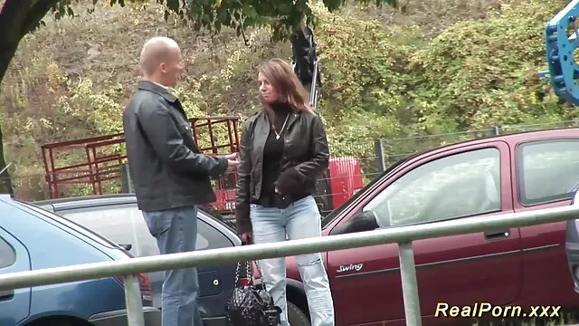 Horny Demon madres follando maduras con un pequeño culo se folla a una rubia en medio de la noche