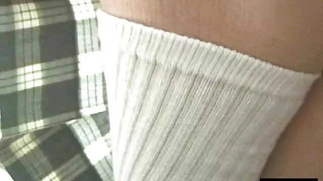 Un anciano con gorra y bastón en las manos se volvió loco cuando un tipo que pasaba comenzó a desgarrar a su nieta en mujeres maduras con sus hijos la boca frente a él