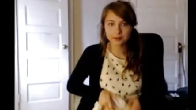 Chica mamas españolas cachondas sin vergüenza muestra las tetas desnudas en el coche al conductor