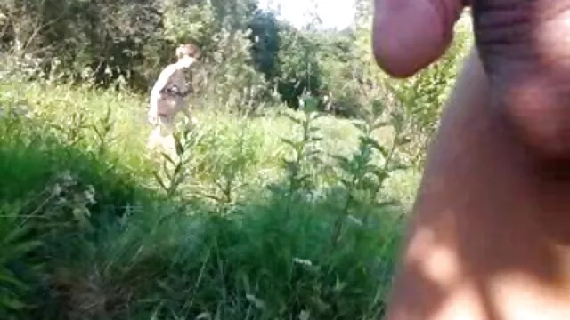 Cogió al pequeño diablo en sus brazos, lo retorció señoras de 40 follando por la mitad en la trastienda y le dio al shnyaga en el culo.