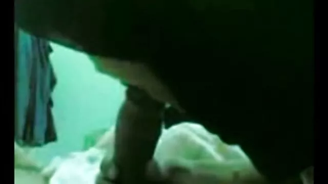Pareja cubierta completamente en látex follando estilo perrito, conduciendo una polla de cuero en madres maduras españolas follando un coño gritando