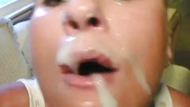 La madre mea el pene de su hijo en la cocina por ayudar a lavar los platos y el niño señoras de 50 follando lo tira sobre la mesa