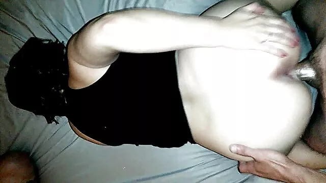 Pizdyukavka luchó desesperadamente por su honor, tratando de romper con incesto maduras peludas su coño del pene de otra persona.