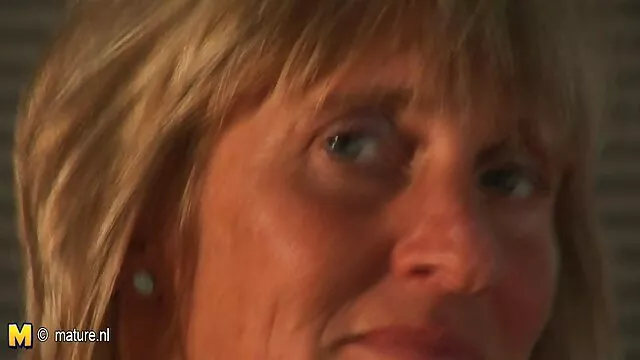 Una anciana acaricia con la mano el coño de su hija adulta, y ella grita y porrnomadres pide que no pare