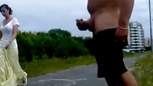 El tipo perdió a su novia con un amigo y para señoras culonas follando que ella diera, tuvo que dormir sin que ella lo supiera.