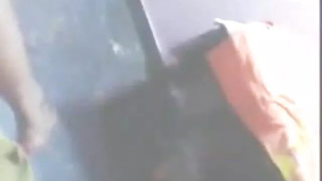 Un paleto insidioso orinó a un chupador moreno en su boca una señora de 50 años follando vez que ella no quiso chuparle la polla