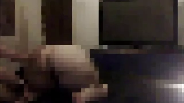 La insidiosa bestia se encontró con un vecino adulto en el estacionamiento del centro comercial y madres maduras tetonas follando le mostró su pecho.