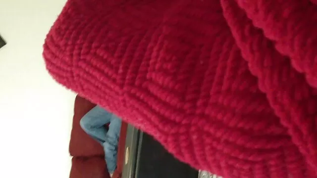 Razgildyayka Zukhra se desnudó en el baño frente al espejo y madres follando con jovencitos grabó todo en el teléfono, sobresaliendo tetas y pubis