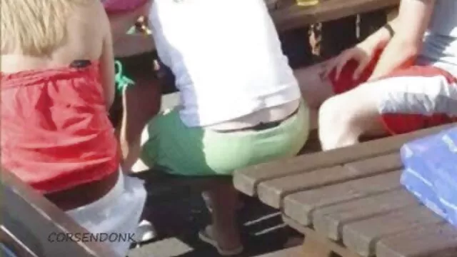 Pasión con un culo elástico fuma en el balcón, y un novio videos xxx de mamas maduras ágil es pegado al culo con una polla