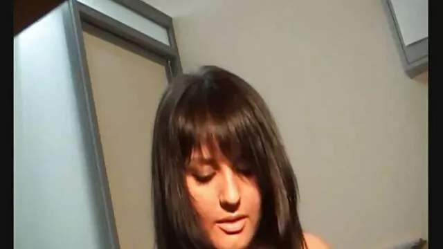El negro ensancha su colgado en el culo de incesto maduras peludas una mamá de 35 años, tumbada en el sofá mientras su marido está en el trabajo