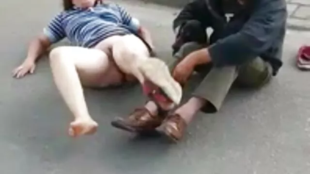 Las ancianas del pueblo se preguntan a la luz de las velas en busca de un hijo madres maduras follando con jovenes de puta para la noche, que folla en la casa de baños y otros en el campo con cáncer en la hierba.