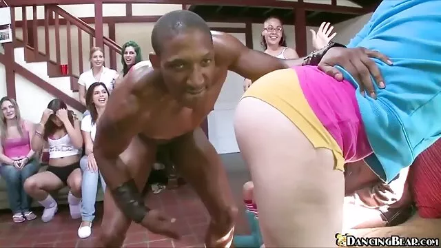 Acaricia el clítoris señoras cincuentonas follando con una aspiradora, succionándolo por la pipa y se estira como un moco