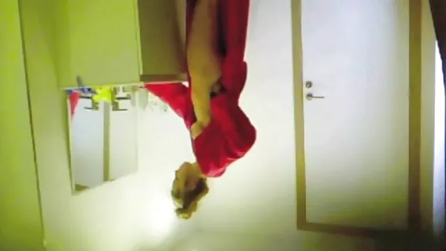 La chica inicialmente quería gastarle una broma a su prima, pero tirando de sus bragas hacia un lado vio una señoras follando con sus hijos polla poderosa.