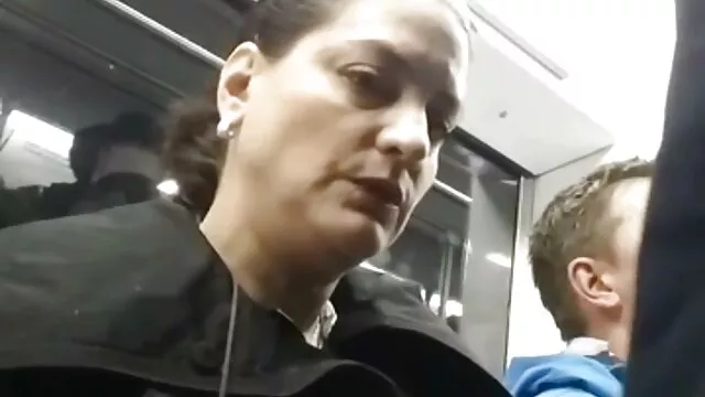 Recogiendo las fajas de los labios de Annushka de 18 años madura folla al novio de su hija con sus dedos