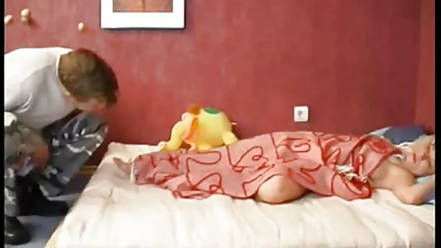 La duhtara dormida estaba acostada en la cama con la boca ligeramente abierta cuando su esposo se acercó a ella maduras mamas follando y se la metió en la boca.