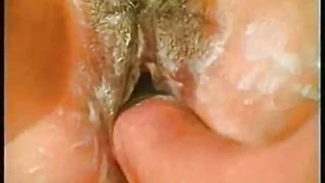 Se subió a la mitad de la noche a la chica y con las piernas dobladas, comenzó a meter una polla en un coño bien madres amater follando doblado.
