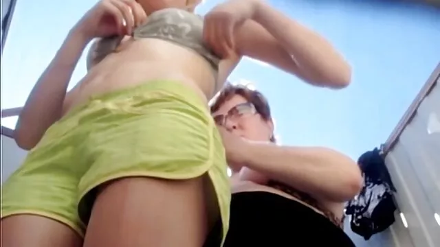 La esclava de oficina satisfizo a una compañera de trabajo con la ayuda de unas tetas y una boca trabajadora, abriendo las videos de maduras follando con hijos piernas frente a él.