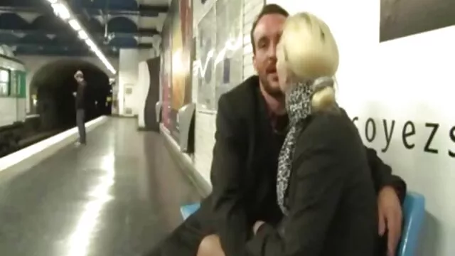 Una ama de casa toma un bocado de un taxista en un lavado de autos cuando el auto está en videos de incestos con maduras un recipiente de lavado