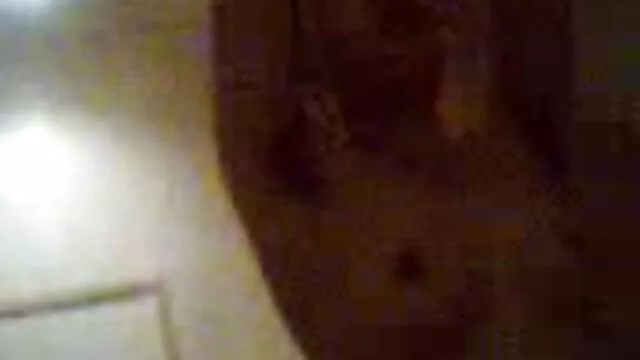 Locutor de radio depravado emite en la radio y se masturba con un madura follada por su hijo vibrador rosa
