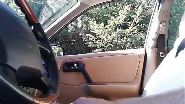 La rubia se sorprende, sintiendo de repente la penetración del dedo de otra persona en su mamas maduras videos agujero mientras está en la multitud.