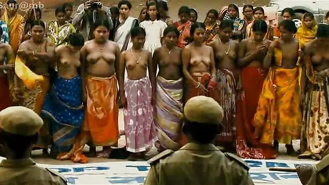 Hermanos madres foyando con hijos chinos tomaron el relevo al quitarles la ropa a las transeúntes, exponiendo sus tetas