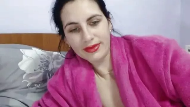 Se puede ver de inmediato que la chica adora las pollas mamas maduras cojiendo negras y tiene una relación íntima exclusivamente con negros.